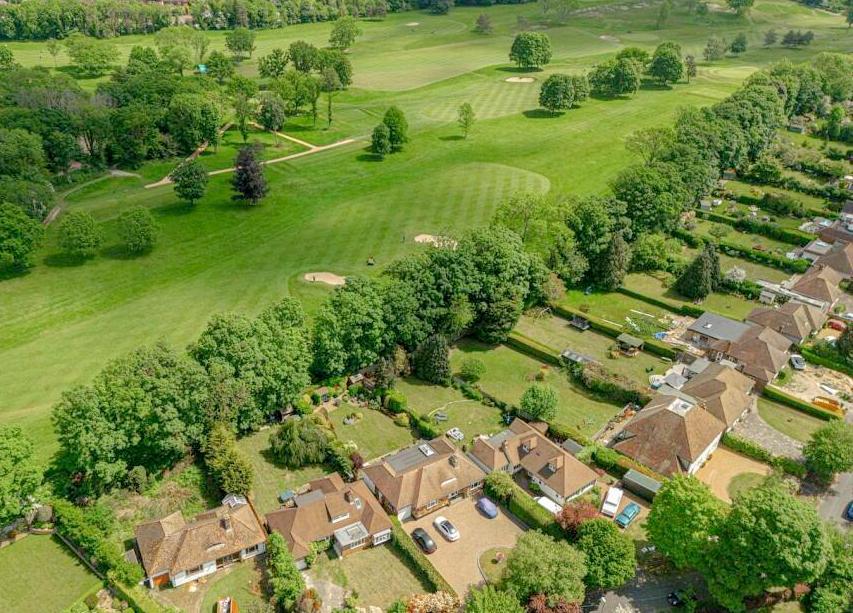 5 bed property in Gilhams Avenue, Banstead